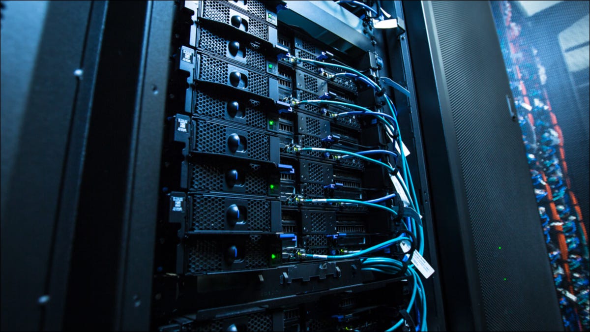 Um rack de servidor de rede.