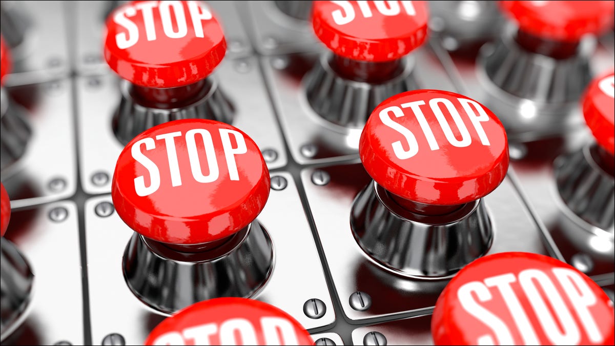 Botões físicos vermelhos de "Parar", que são interruptores de interrupção.