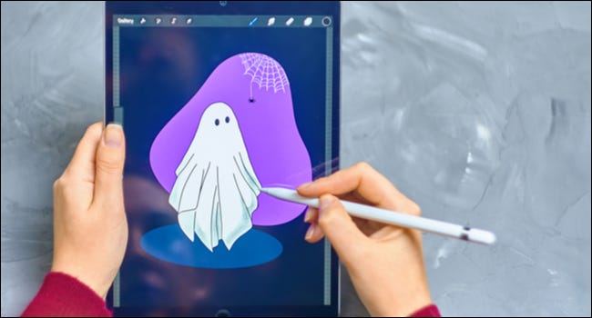 Pessoa usando Apple Pencil para desenhar fantasmas