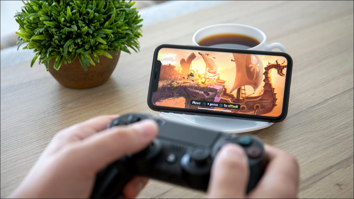 Alguém jogando um jogo no iPhone com um controlador DualShock.