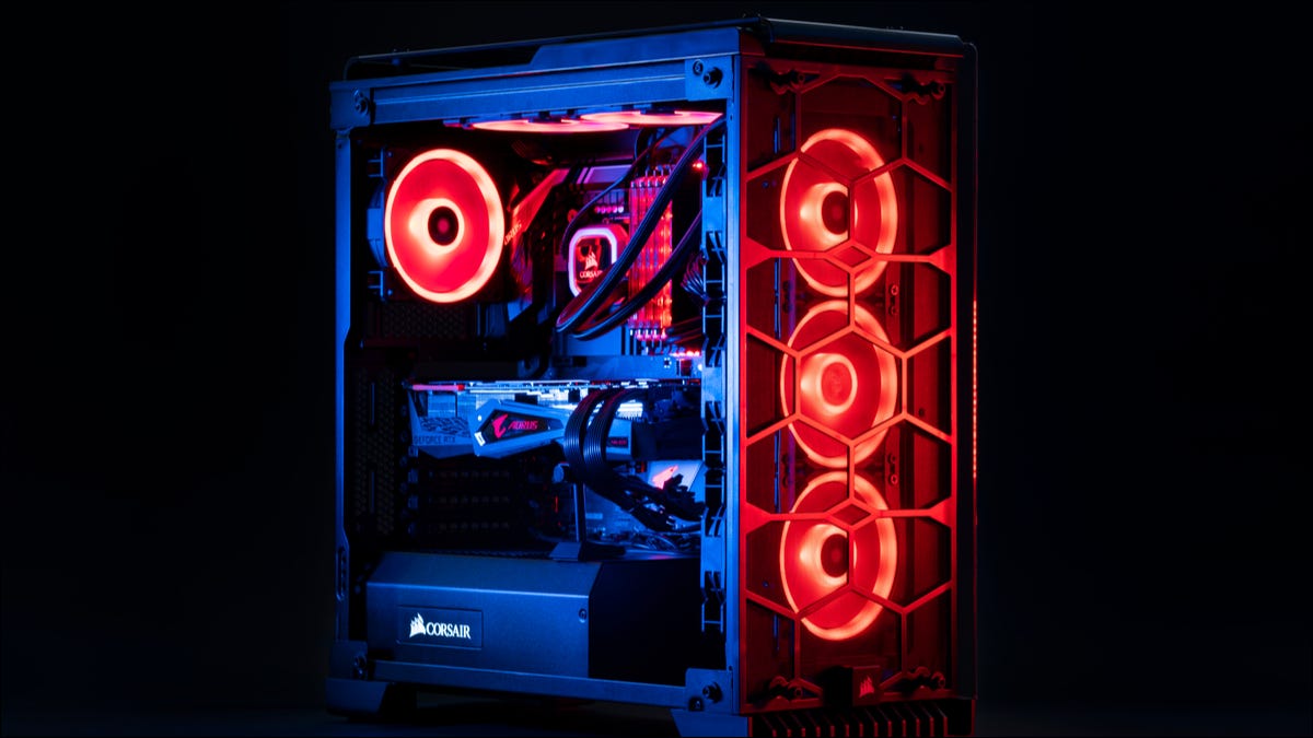 Um PC desktop para jogos com iluminação LED.