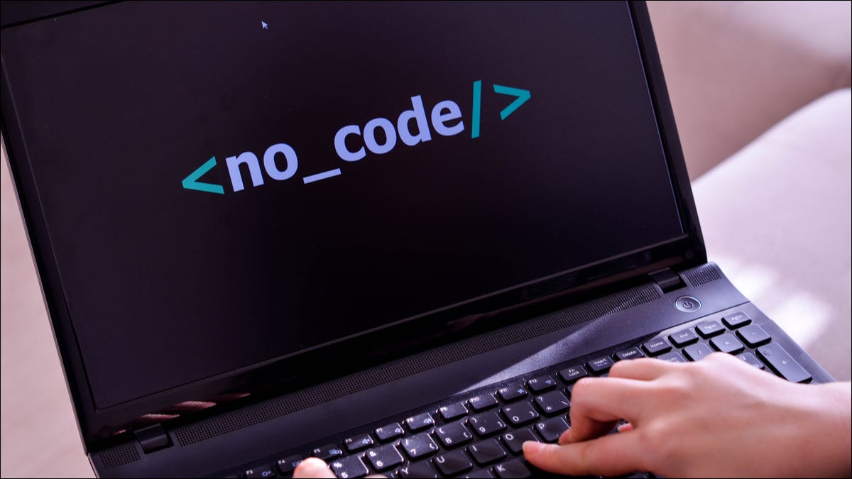 As palavras "Sem código" são exibidas na tela de um laptop.