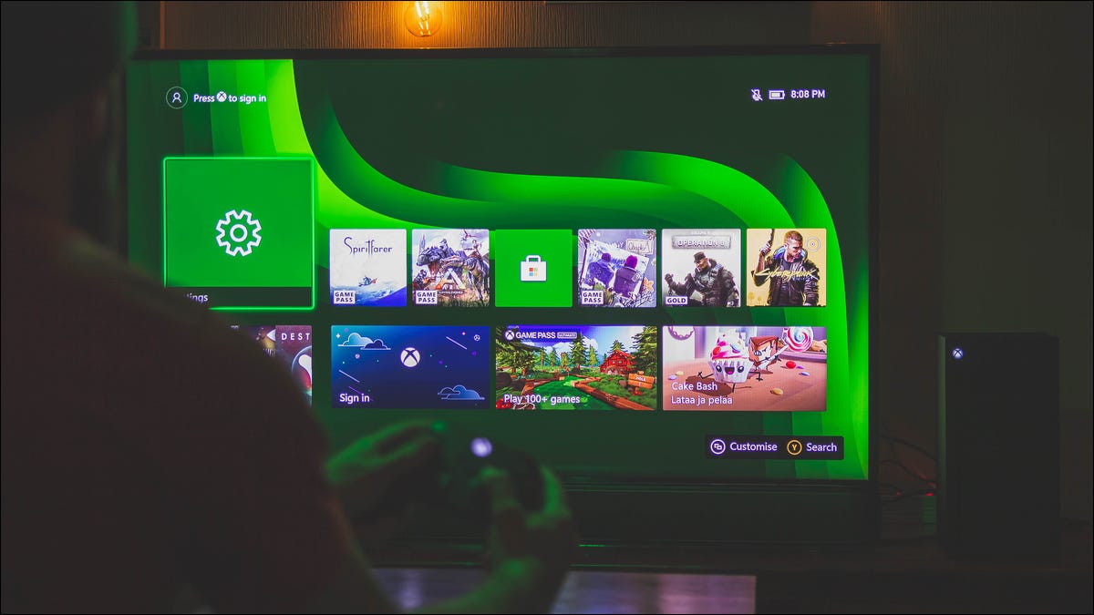 Uma pessoa jogando um console Xbox Series X em uma TV.