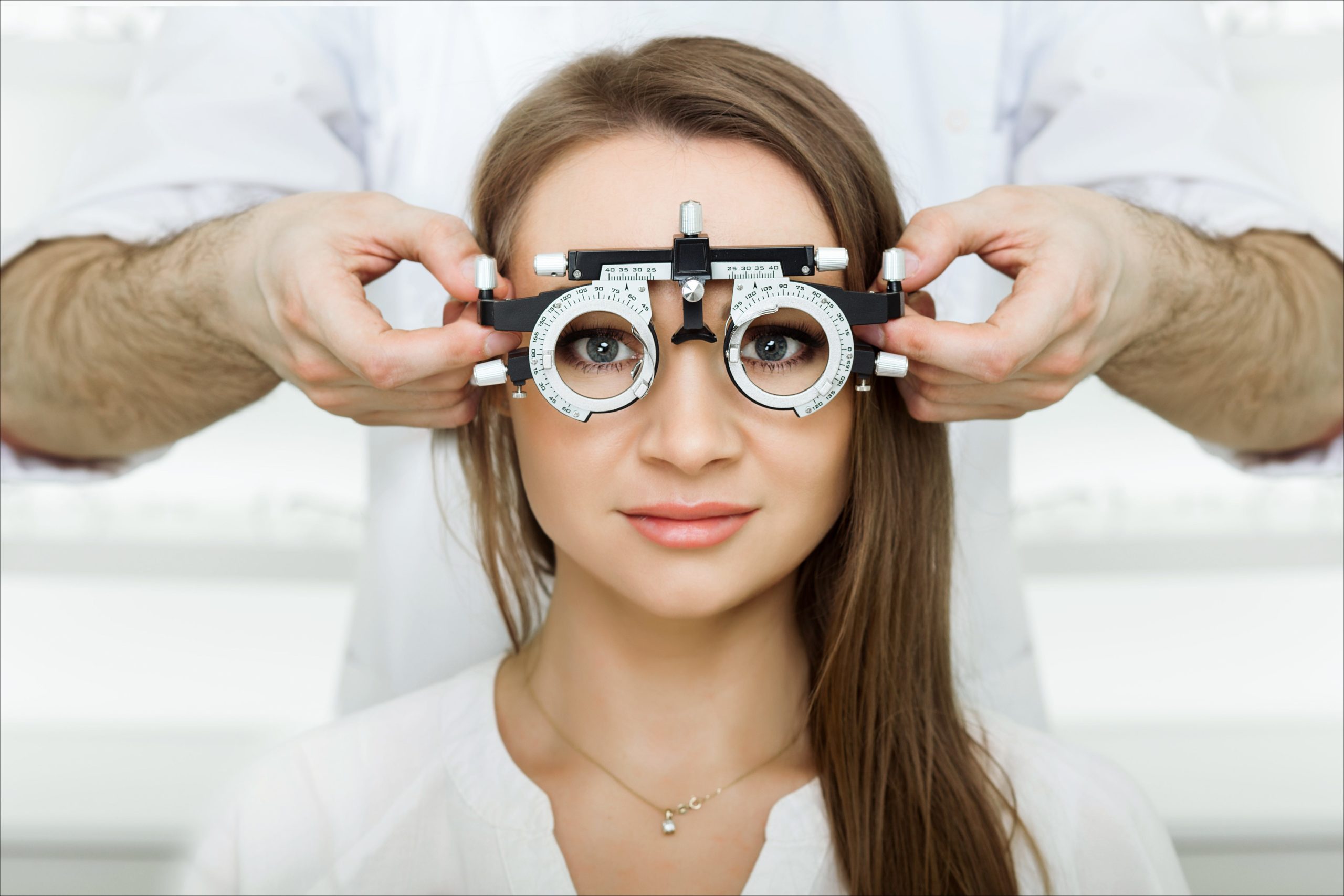 Um oftalmologista examinando os olhos de um paciente.