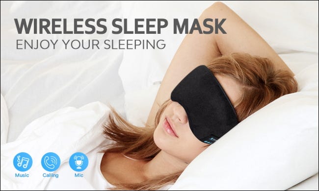 mulher usando máscara de dormir na cama