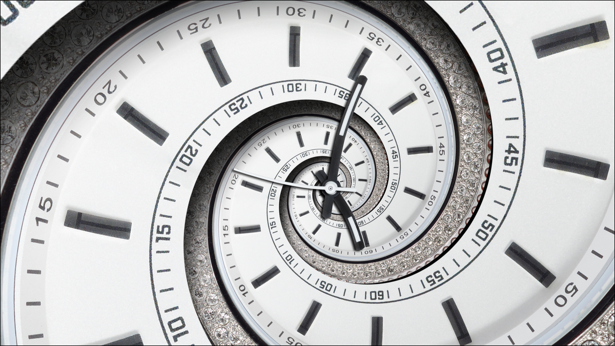 Mostrador de relógio com um design de redemoinho deformado.