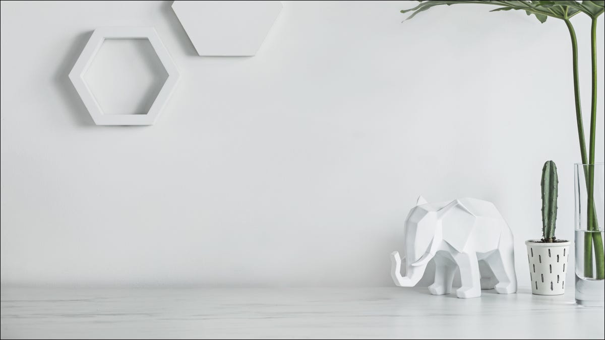 elefante branco com outros itens na mesa