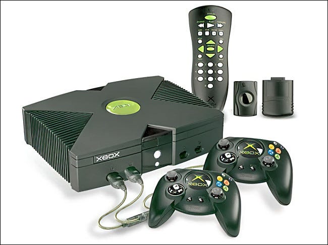 O console Microsoft Xbox 2001 com acessórios.