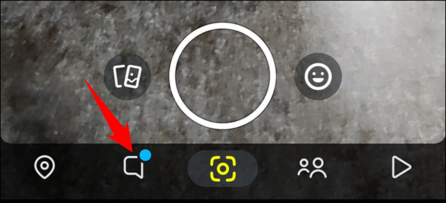 Toque em "Chat" na parte inferior do Snapchat.