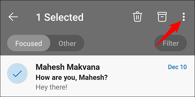 Selecione um e-mail e toque nos três pontos no canto superior direito.