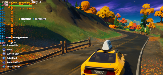 Um táxi amarelo dirigindo por uma estrada de outono no jogo Fortnite.