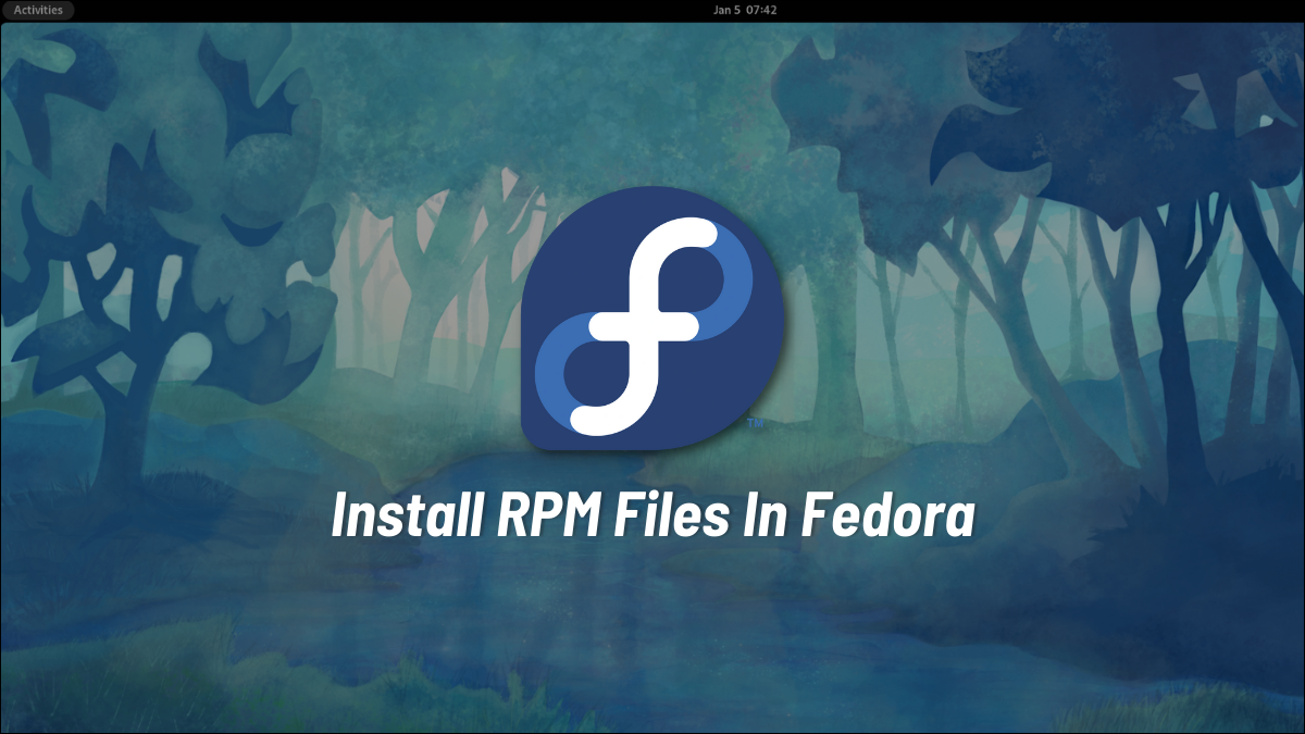 O logotipo do Fedora com o texto "Instalar arquivos RPM no Fedora" sobre a área de trabalho padrão do Fedora.