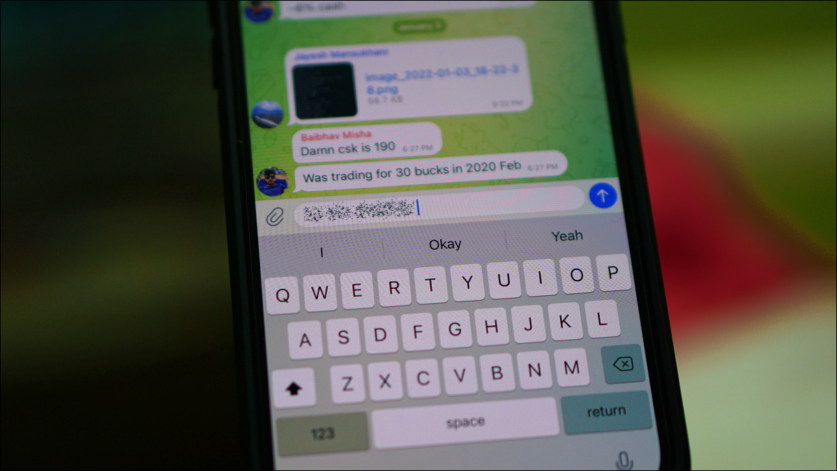 Foto de uma mensagem com formatação de spoiler no aplicativo Telegram no iPhone.