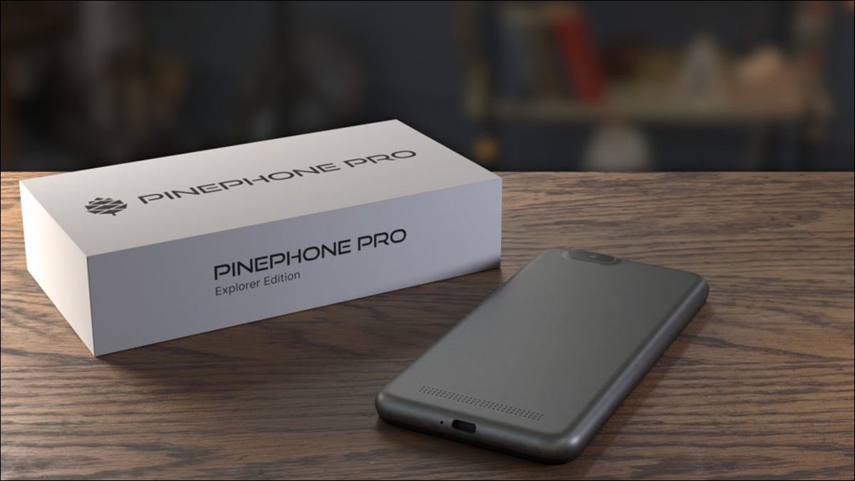 Um PinePhone pro em uma mesa