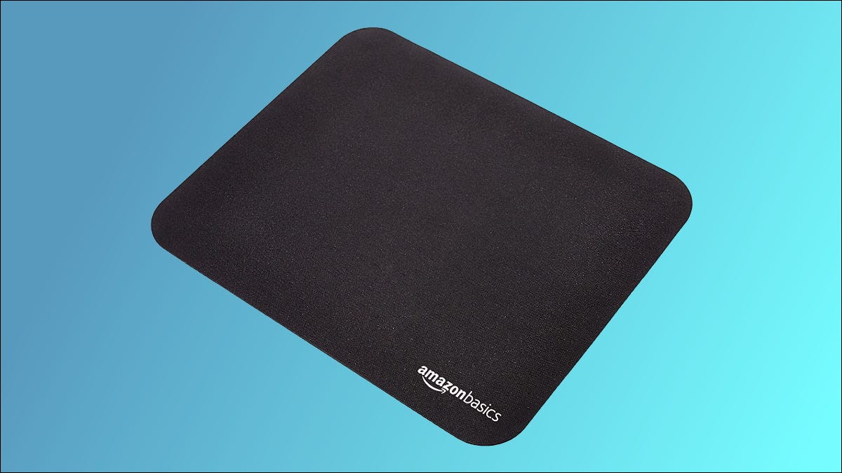 Mouse pad Amazon Basics em fundo azul