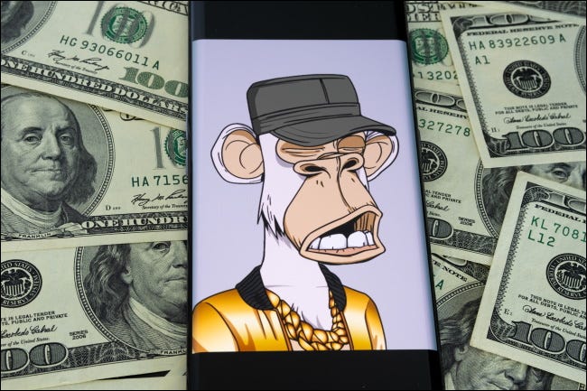 Bored Ape #9055 exibido em um smartphone em uma pilha de dinheiro.