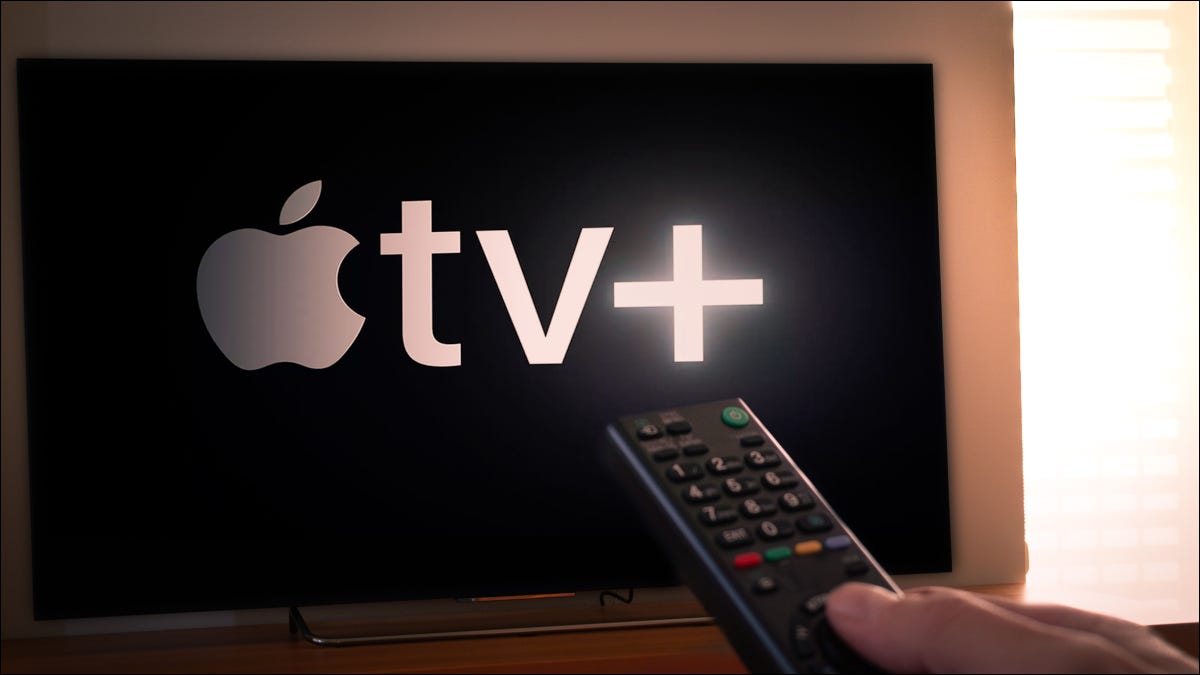 Close de um controle remoto de TV na frente de uma TV com o logotipo da Apple TV+.