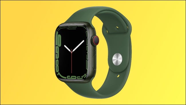 Apple Watch 7 verde em fundo amarelo