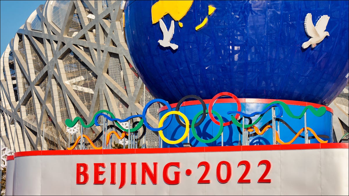 Estande decorativo promovendo os Jogos Olímpicos de Inverno de 2022 em Pequim, China.