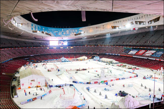 Interior de um estádio sendo preparado para os Jogos Olímpicos de Inverno de Pequim 2022.