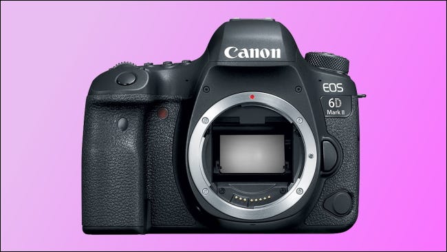 Câmera Canon EOS em fundo rosa
