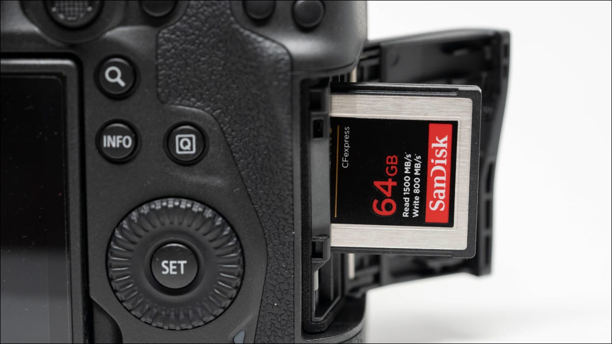 Close de um cartão SanDisk CFExpress sendo inserido em uma câmera.