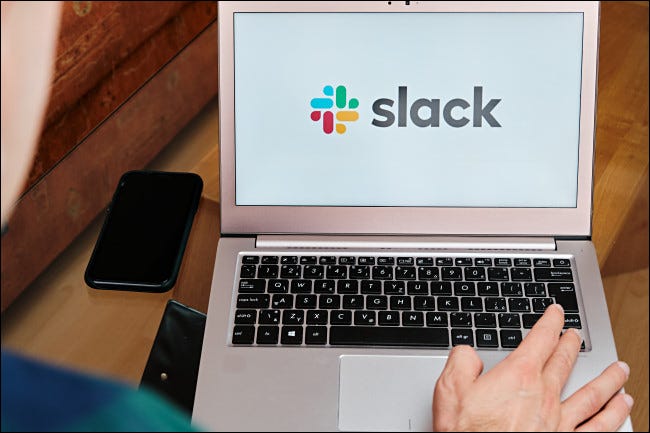 Um laptop executando o Slack