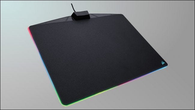 Mouse pad Corsair Gaming em fundo cinza