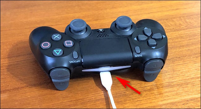 Conecte um cabo USB na parte de trás do seu controle DualShock 4 PS4.