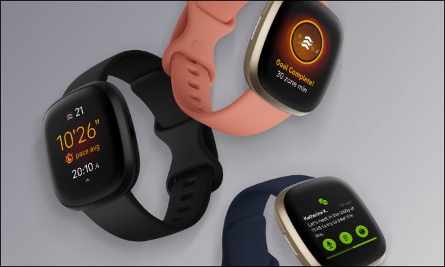 Fitbit Versa 3s em fundo cinza