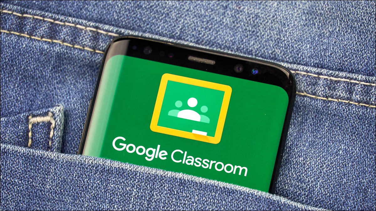 Logotipo do Google Classroom mostrado na tela de um smartphone em um bolso de jeans