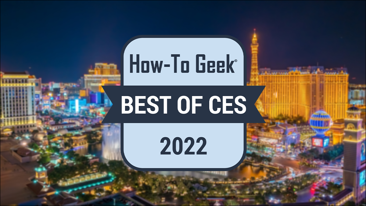 O logotipo Best of CES 2022 do How-To Geek sobre a faixa de Las Vegas