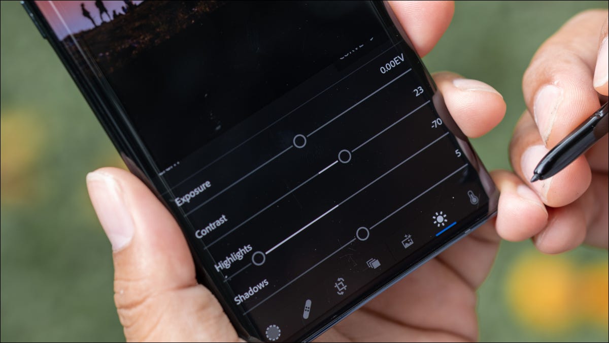 Close de um Samsung Galaxy Note 10+ com configurações no Lightroom Mobile em exibição