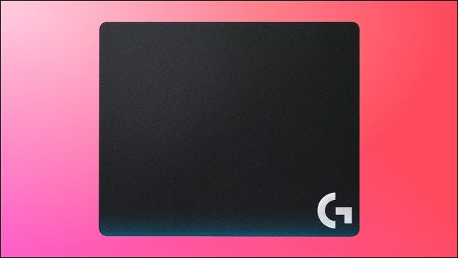 Logitech G440 em fundo rosa