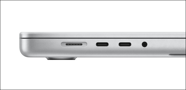 Closeup de tomadas e portas em um MacBook