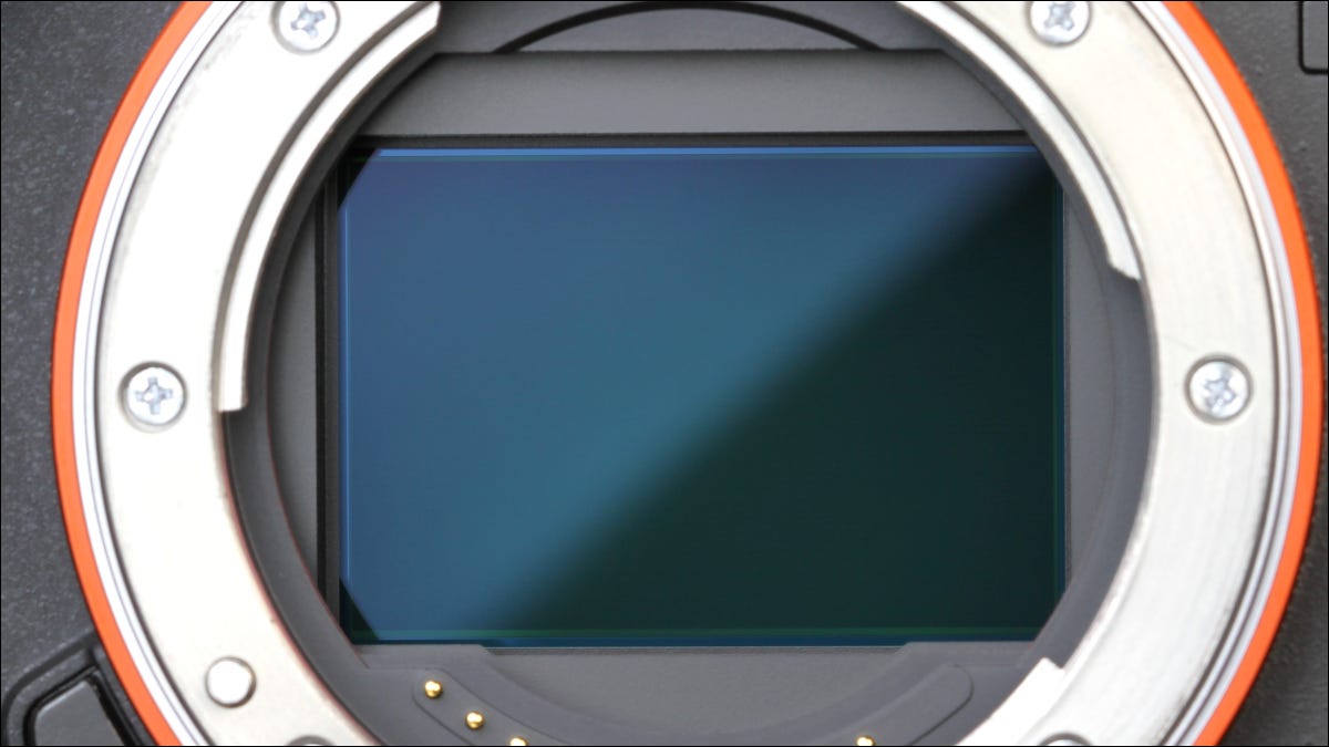 Close de um sensor de quadro de câmera sem espelho