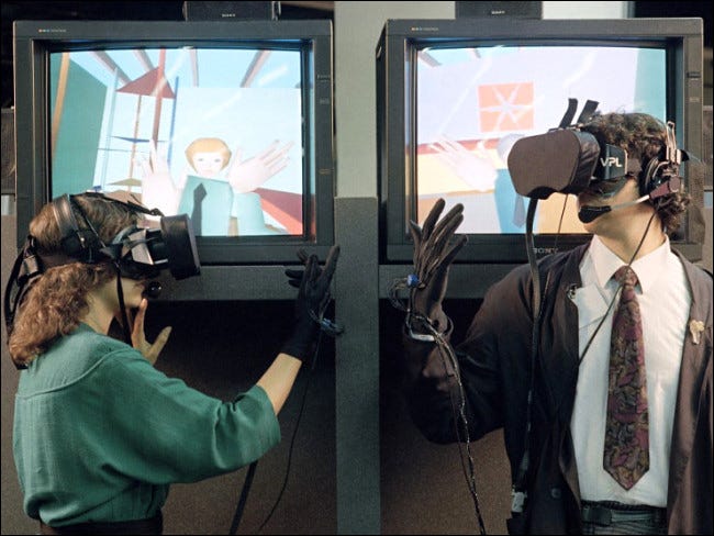 Pessoas demonstrando realidade virtual VPL no final dos anos 80.