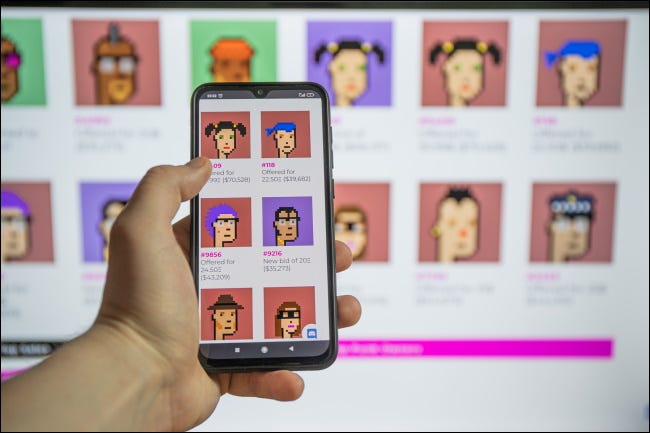 Avatares NFT de pixel art em um smartphone e computador.