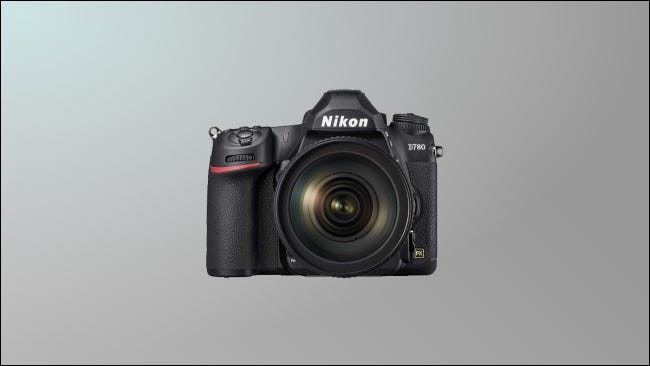 Nikon D780 em fundo cinza