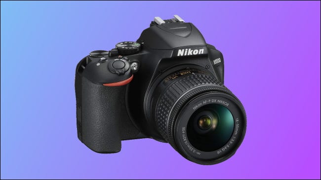 Nikon D3500 em fundo azul e roxo