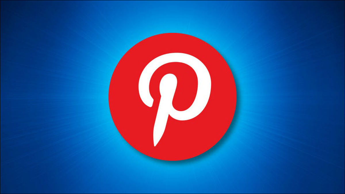 Logo Pinterest sobre fundo azul.