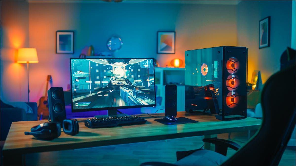 Um equipamento de jogos moderno com uma poderosa torre de PC e iluminação neon.