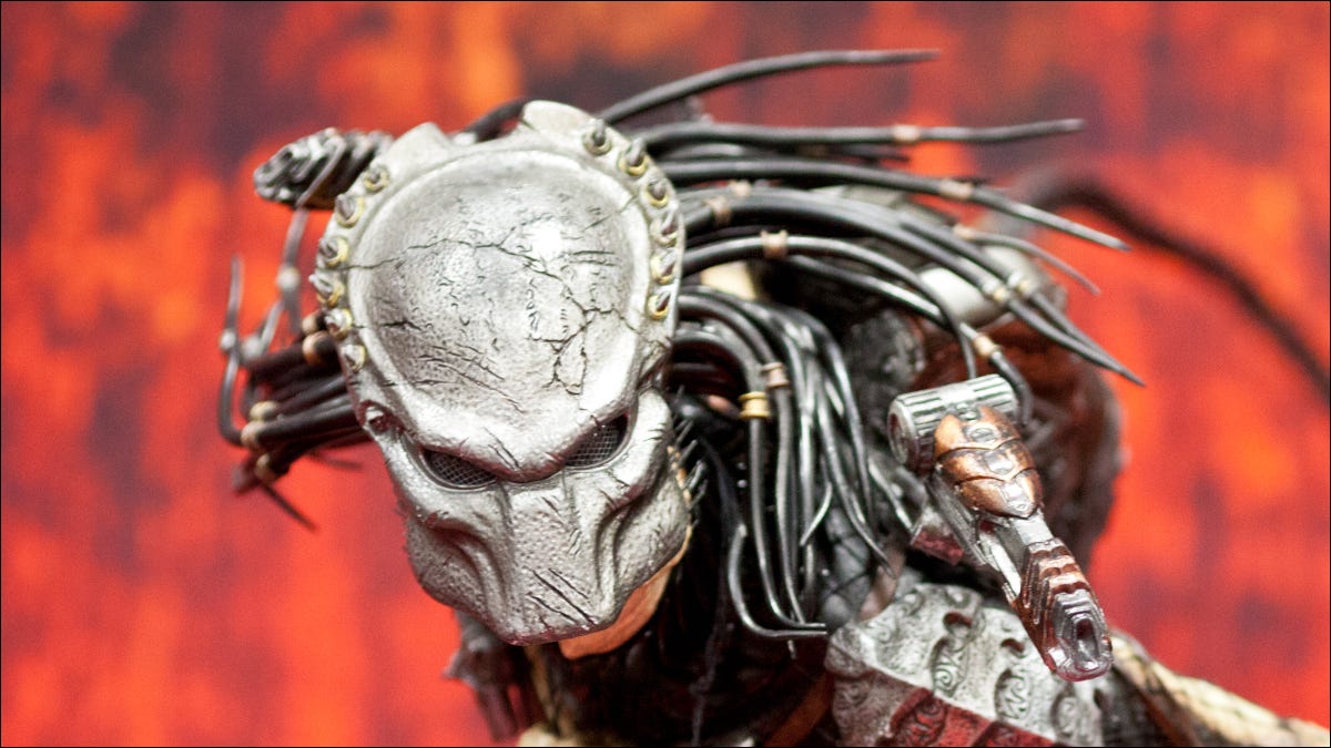 Closeup de uma estatueta de personagens "Predador" Sideshow Collectibles.