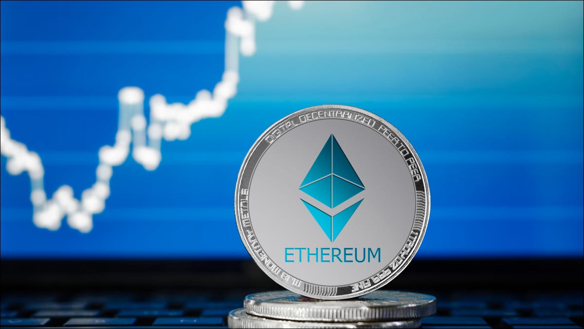 Uma moeda Ethereum na frente de um gráfico subindo.