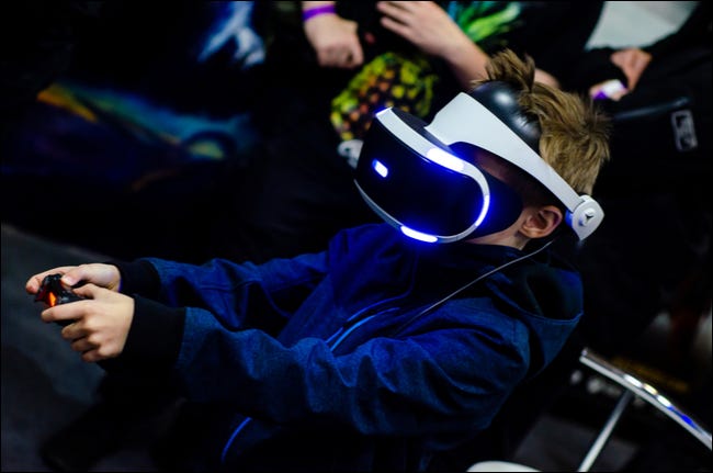 Uma criança usando um headset Sony PS VR.