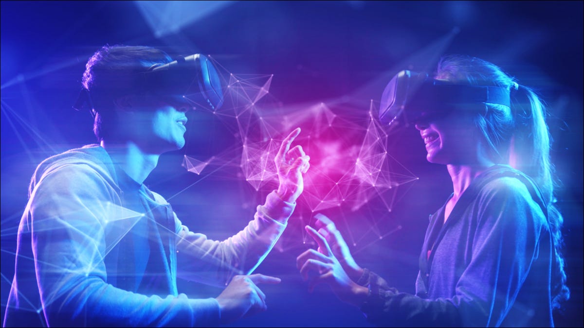 Duas pessoas usando fones de ouvido VR.