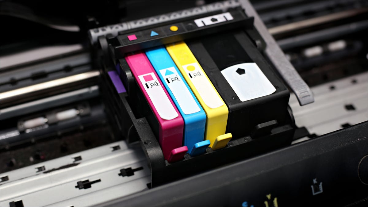 Cartuchos de tinta dentro de uma impressora jato de tinta.