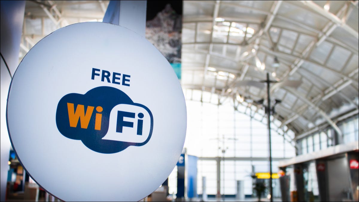 Um sinal de "Wi-Fi gratuito" em um aeroporto.