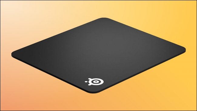 Mouse Pad Steelseries QCK em fundo laranja