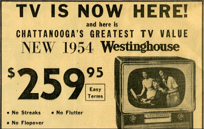 Um anúncio de TV de jornal de 1954 dizendo "A TV AGORA ESTÁ AQUI".